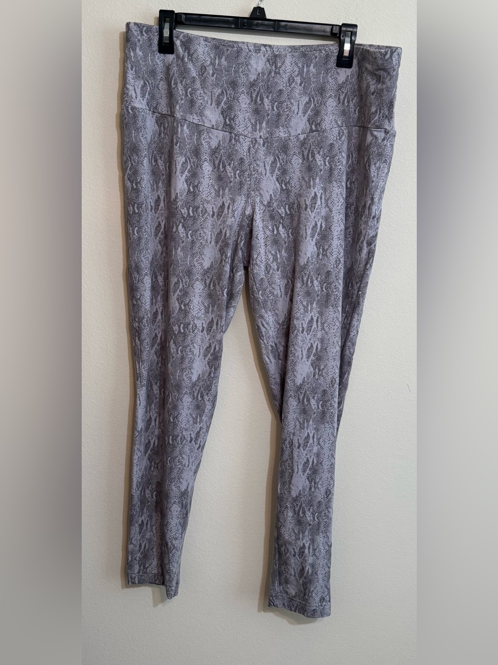 Terra & Sky Women’s Gray Snake-Print Leggings 1X